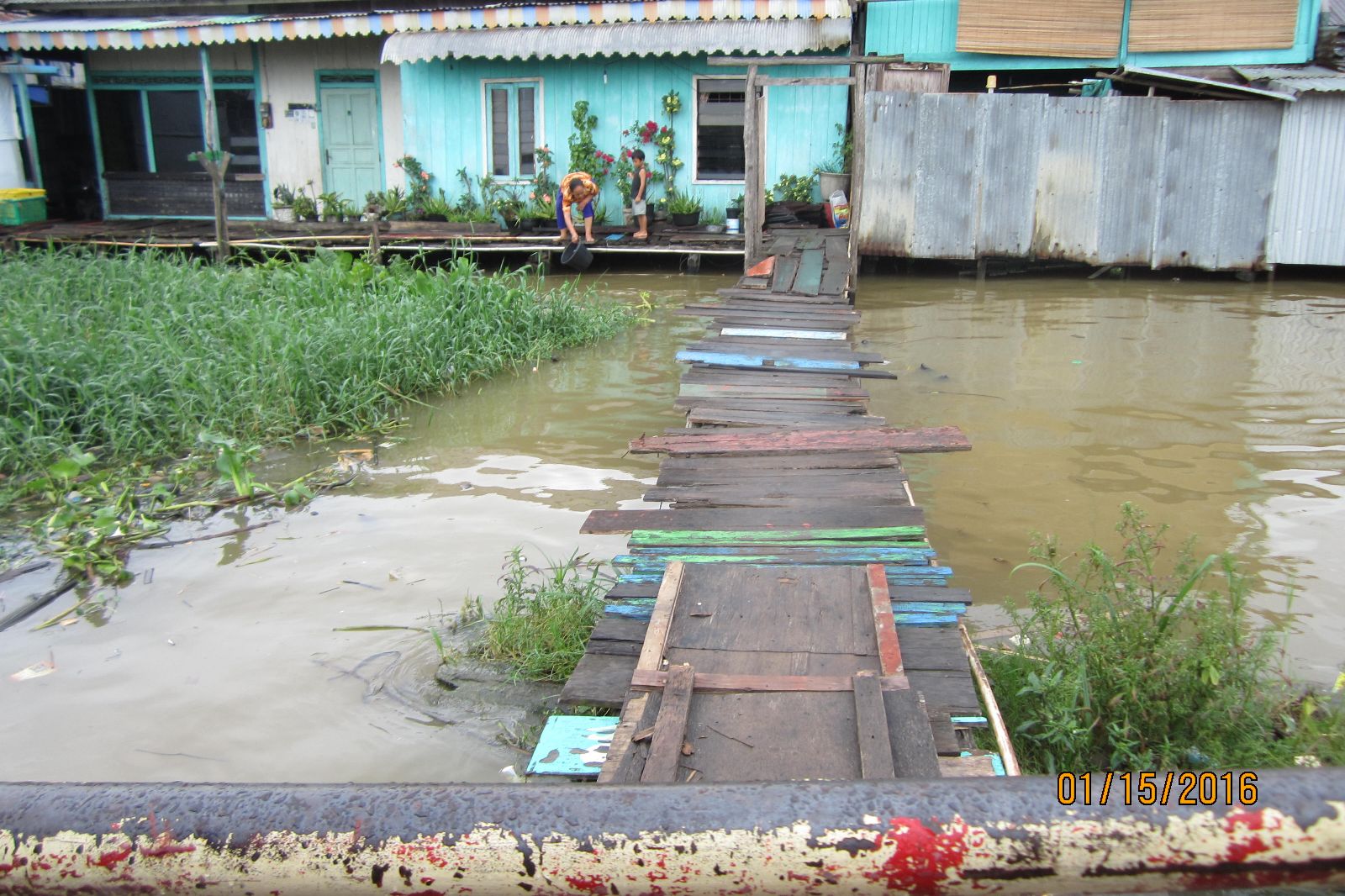 A house of Mardheya Alsamadani's family surrounded by water.